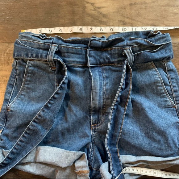 Super High Waist shortie denim shorts with belt - Picture 9 of 9